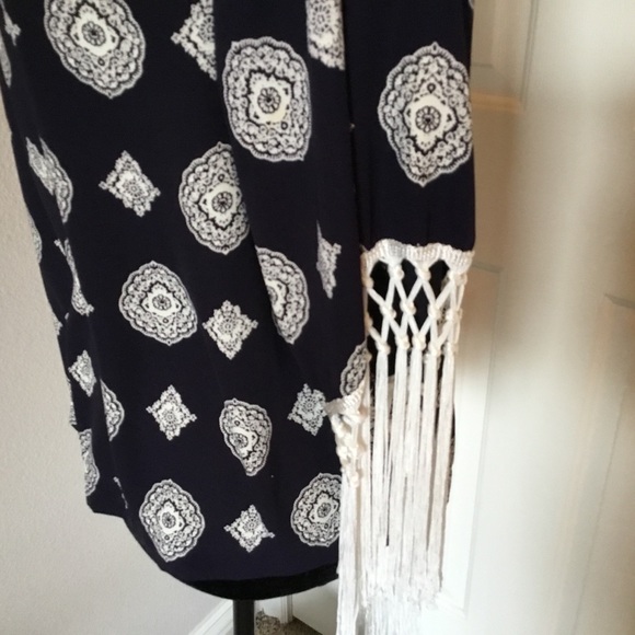 Le Lis navy and white medallion print blouse with fringe sleeves - Picture 6 of 10